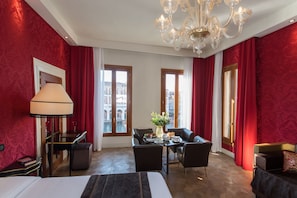 Junior Suite on the Gran Canal | Edredons de pluma, frigobar, cofres nos quartos, escrivaninha