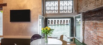 Locanda Leon Bianco on the Grand Canal