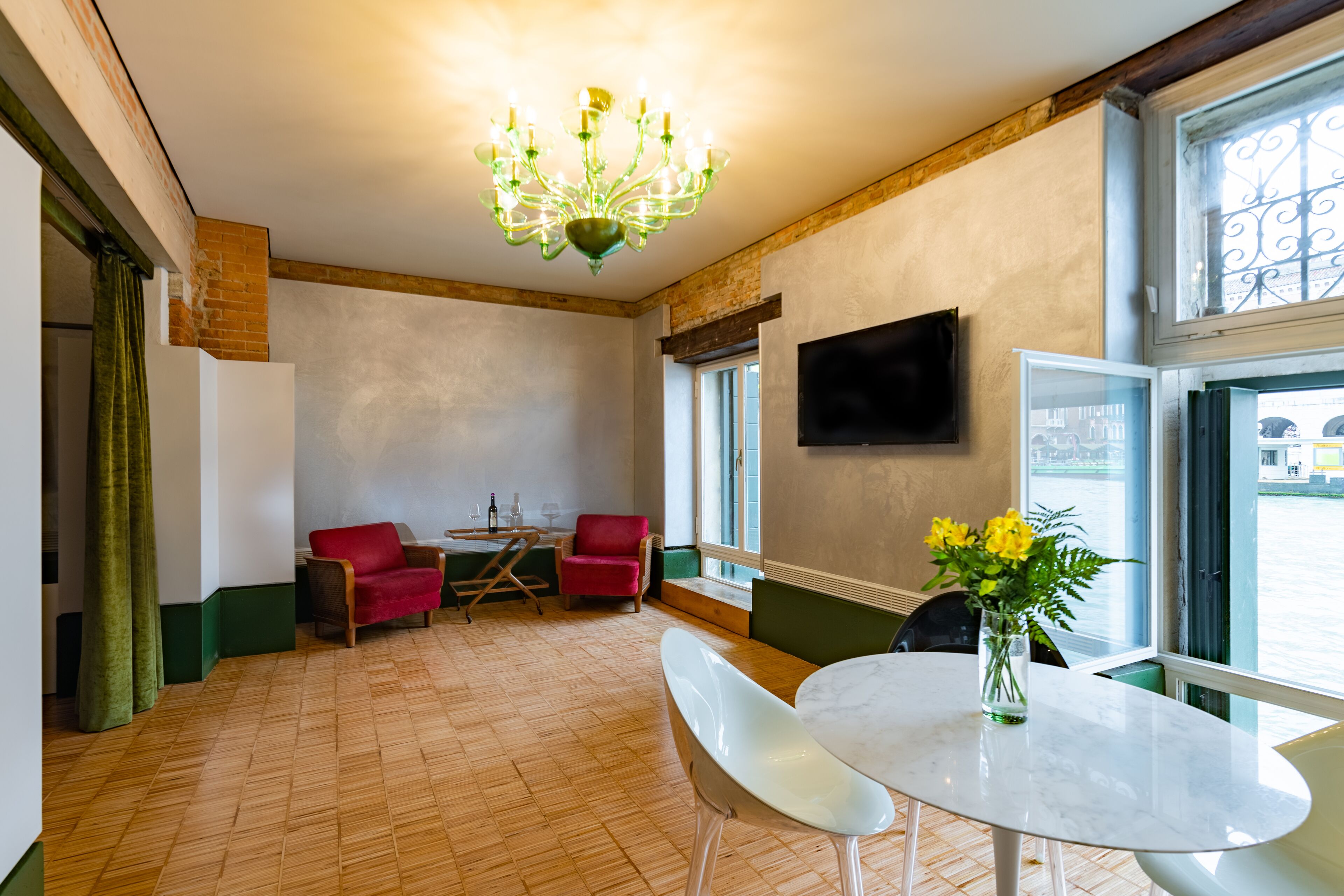 Apartment | Wohnbereich | Fernseher