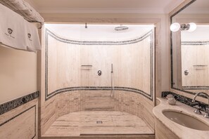 Suite Junior (French balcony) | Bagno | Doccia, set di cortesia gratuito, asciugacapelli, pantofole