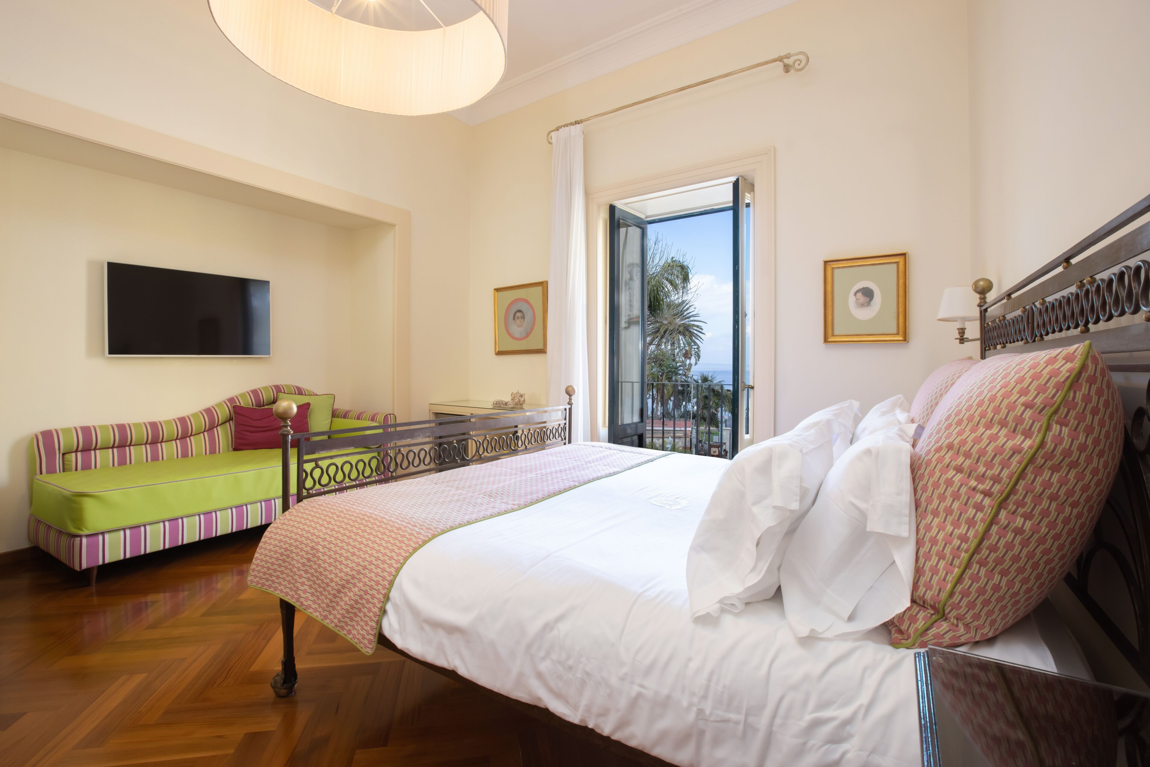 Minibar, caja de seguridad en la habitación y decoración personalizada 