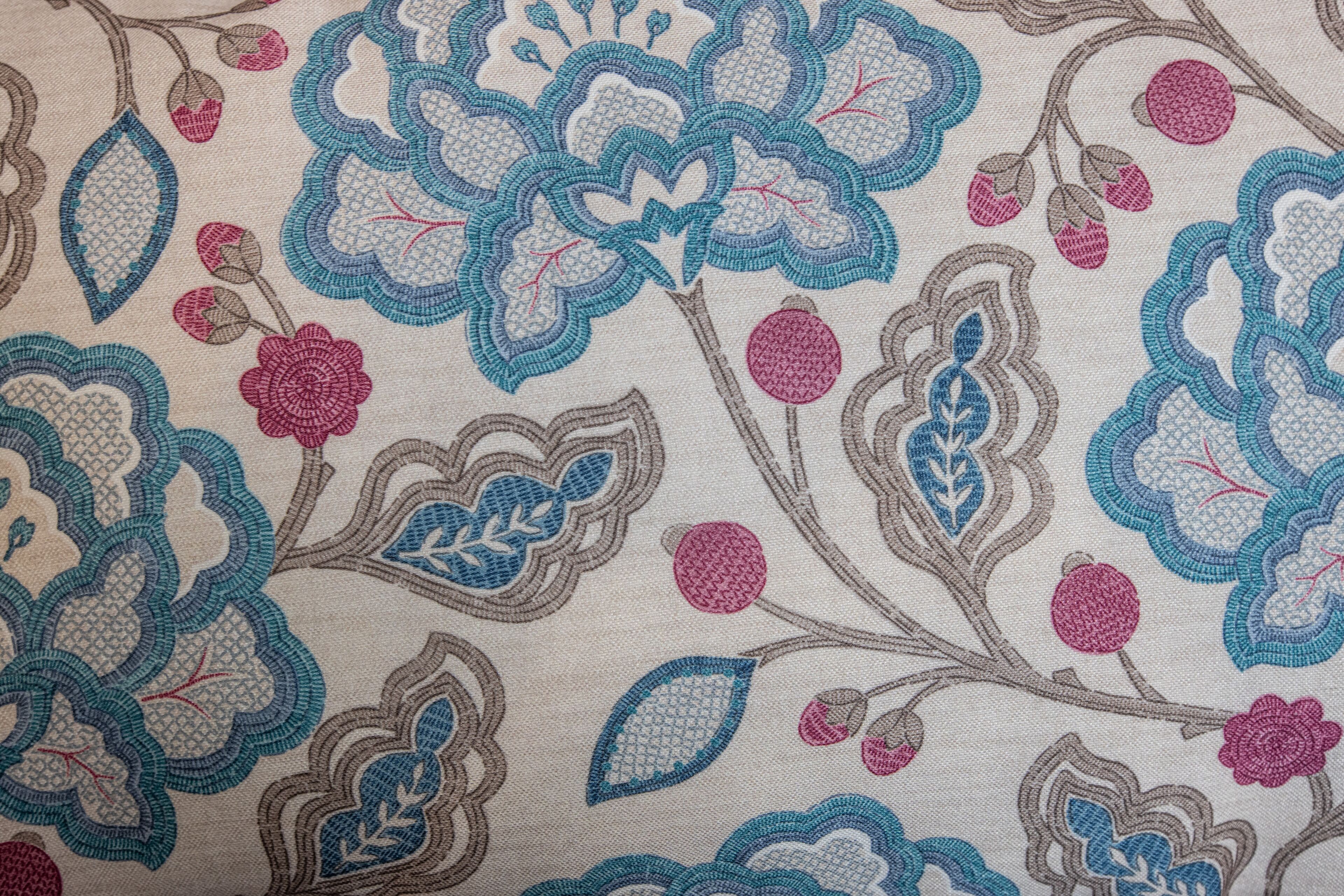 Un gros plan d’un tissu orné d’un motif floral.