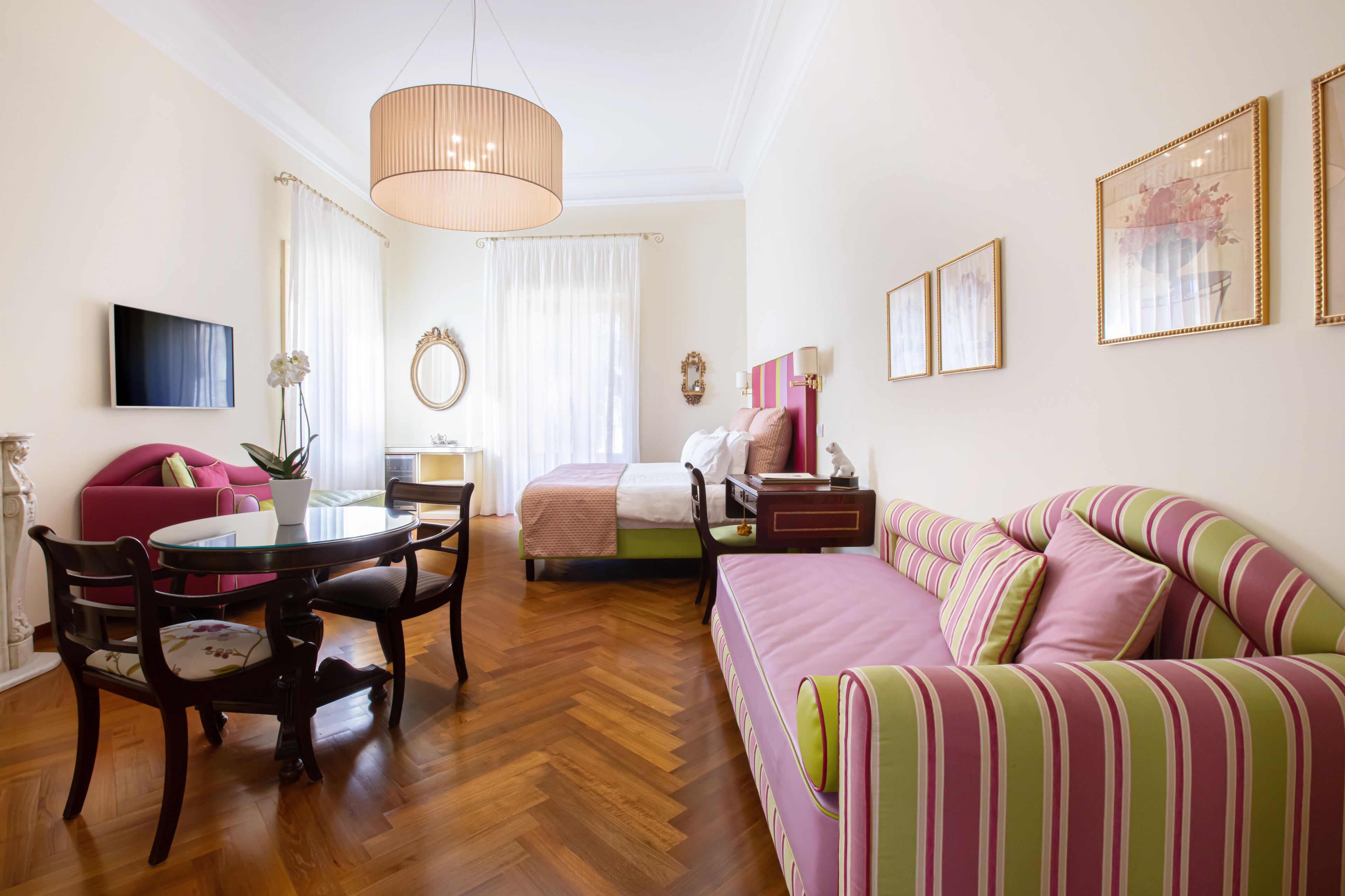 Minibar, caja de seguridad en la habitación y decoración personalizada 