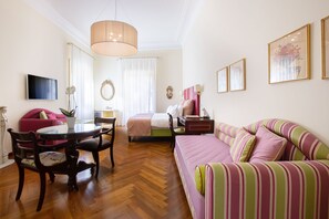 Minibar, caja de seguridad en la habitación y decoración personalizada 