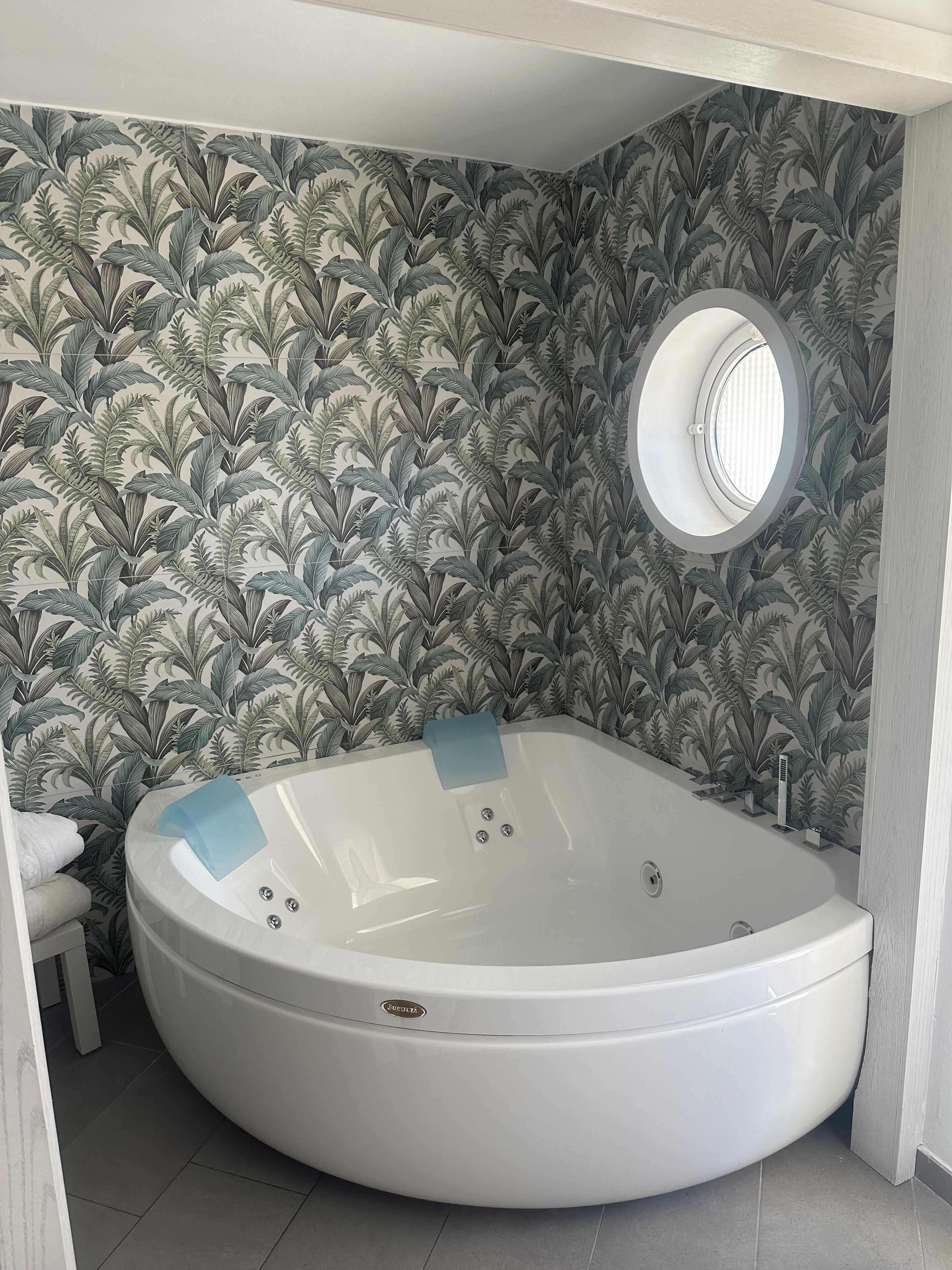 camera superior con letto matrimoniale , vasca idromassaggio | private spa tub