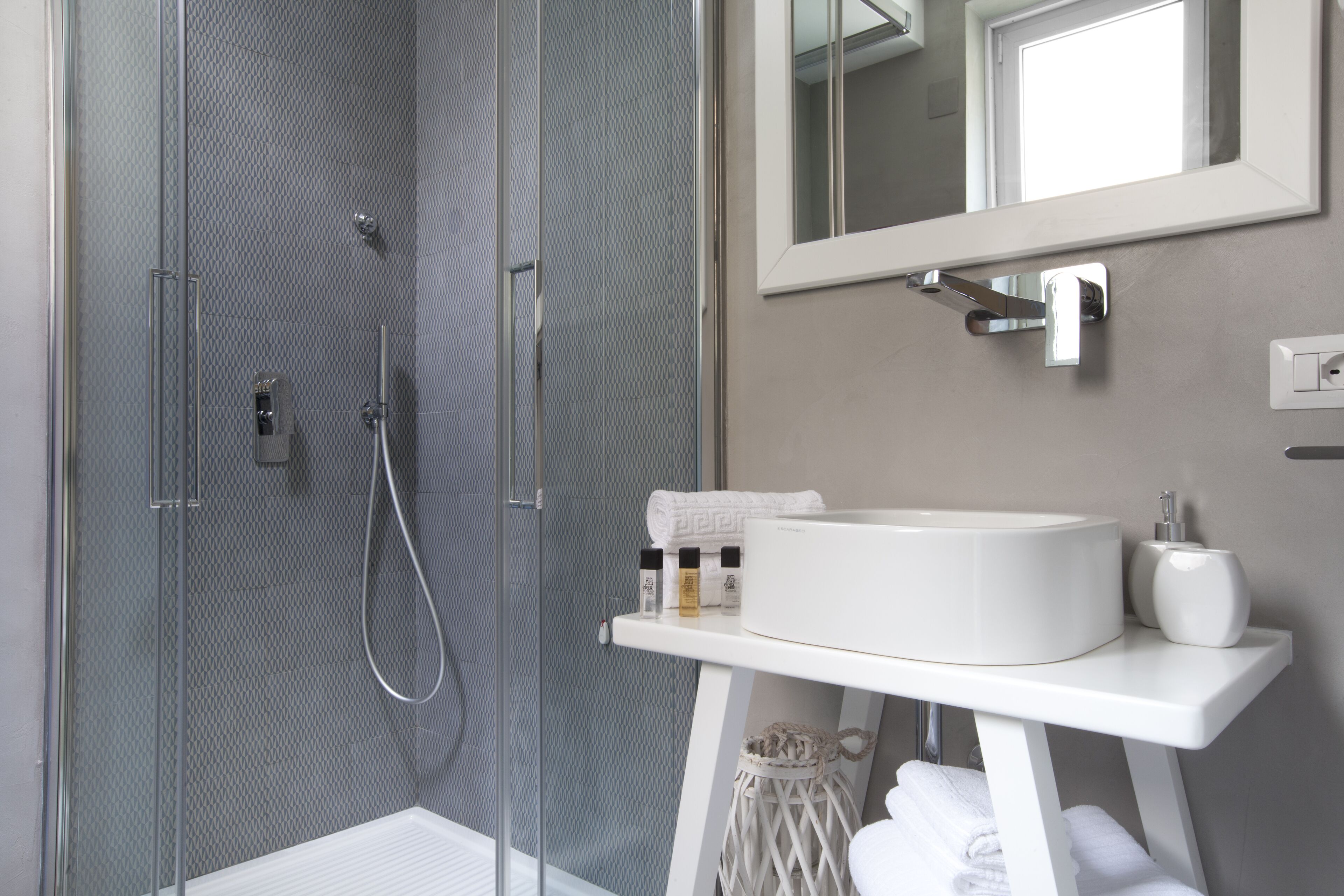 Haartrockner, Bidet, Handtücher, Seife