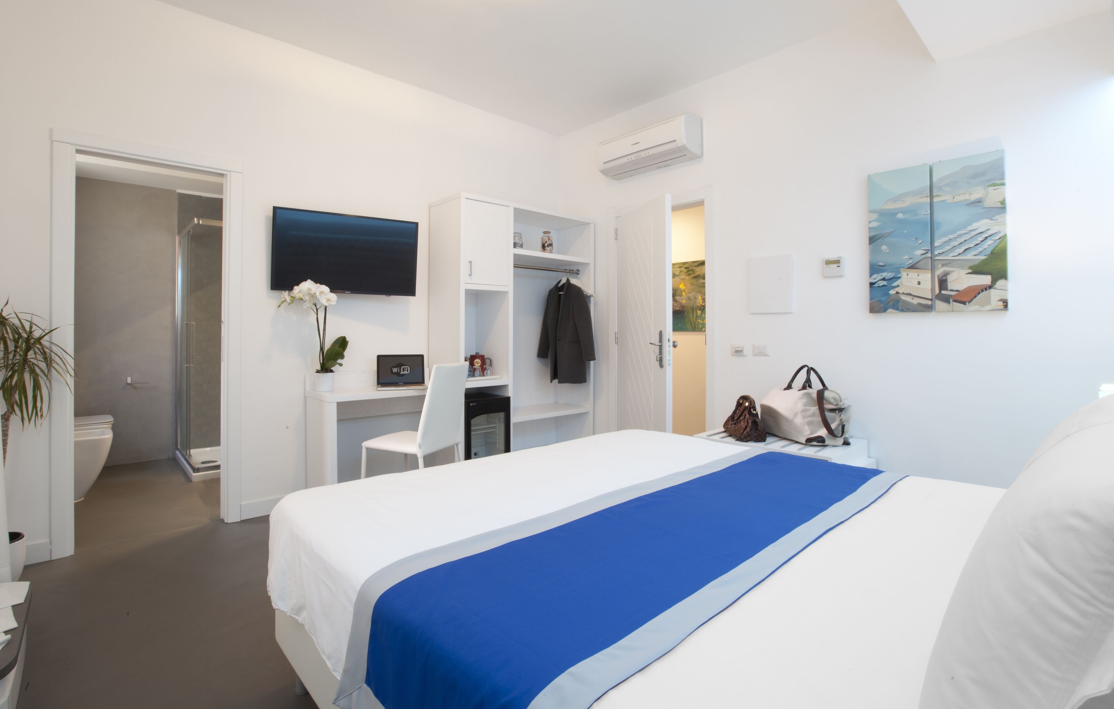 classic double room, 1 double bed | premium bedding, down duvets, in-room safe, desk