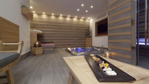 Un spa moderno con un banco de madera, una camilla de masaje, un jacuzzi y una bandeja de aperitivos.