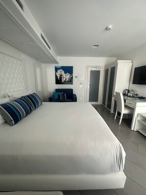Camera Superior con letto matrimoniale , vasca idromassaggio | Premium bedding, down comforters, in-room safe, desk -  Tasso Suites & Spa (Sorrento)