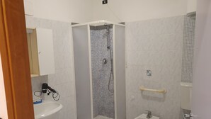 A bathroom with a shower, sink, bidet, and toilet. - Locanda dalla Compagnia (Riomaggiore)