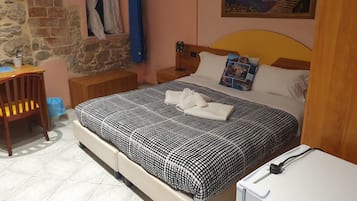 Työpöytä, ilmainen Wi-Fi, vuodevaatteet