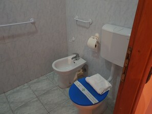 Shower, hair dryer, bidet, towels - Locanda dalla Compagnia (Riomaggiore)
