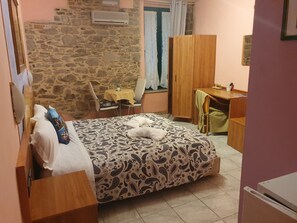 Escritorio, wifi gratis, ropa de cama