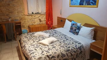 Junior Room | Desk, free WiFi, bed sheets
