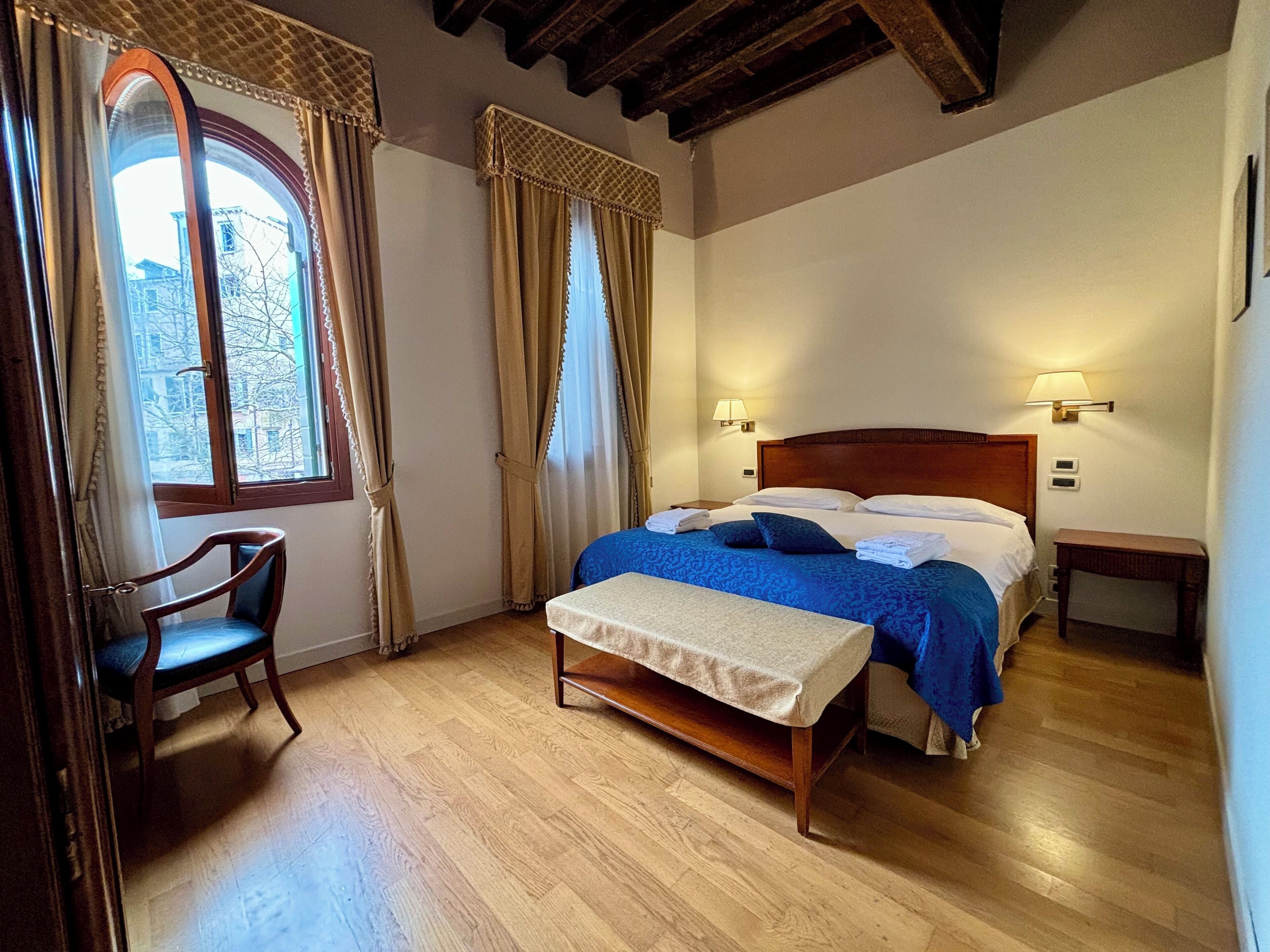 Superior Quadruple Room with private Balcony | Minibar, Zimmersafe, Schreibtisch, laptopgeeigneter Arbeitsplatz