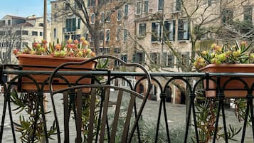 Superior Quadruple Room with private Balcony | Hiên