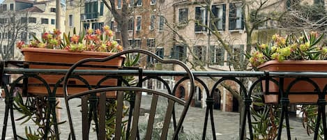 Superior Quadruple Room with private Balcony | Terraza o patio