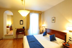 ميني بار وخزنة داخل الغرفة ومكتب ومساحة عمل للكمبيوتر المحمول