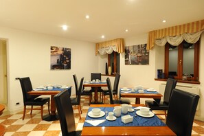 فطور أوروبي يوميًا بتكلفة قدرها (10 EUR للشخص)