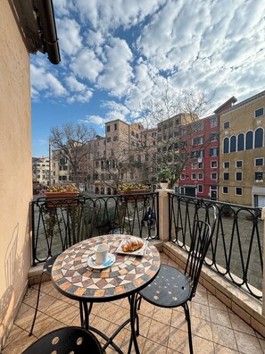 ميني بار وخزنة داخل الغرفة ومكتب ومساحة عمل للكمبيوتر المحمول