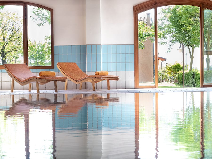 Piscina interna, piscina externa sazonal, guarda-sóis, espreguiçadeiras