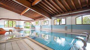 室内游泳池,季节性开放的室外游泳池,09:00 至 21:00 开放, 池畔遮阳伞, 日光浴躺椅