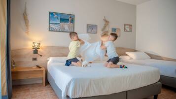 家庭雙人或雙床房, 1 間臥室 | 高級寢具、羽絨被、房內夾萬、書桌