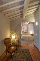 高级双人房 | 迷你吧、客房内保险箱、办公桌、遮光窗帘