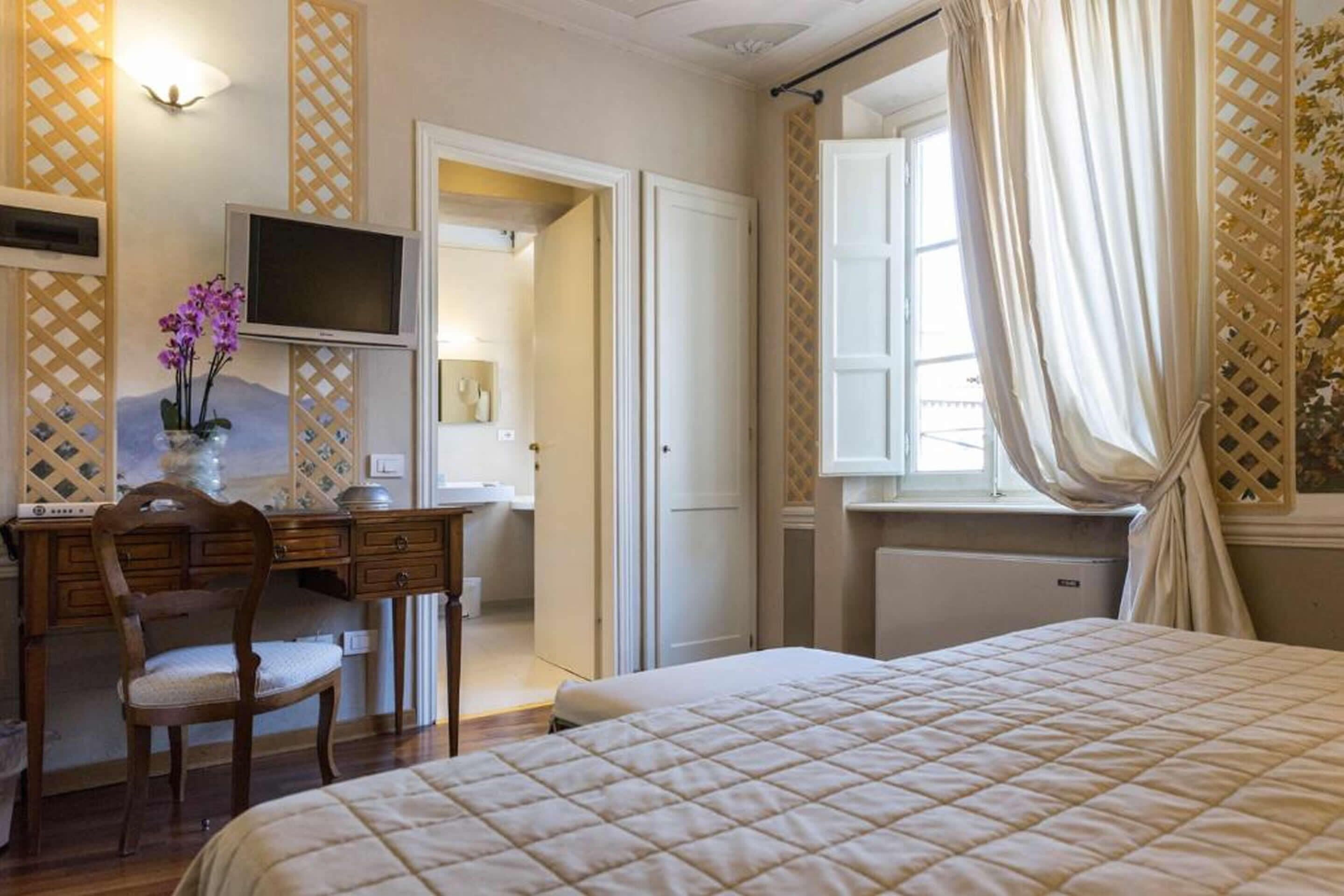 standard double room | 1 bedroom, minibar, in-room safe, desk