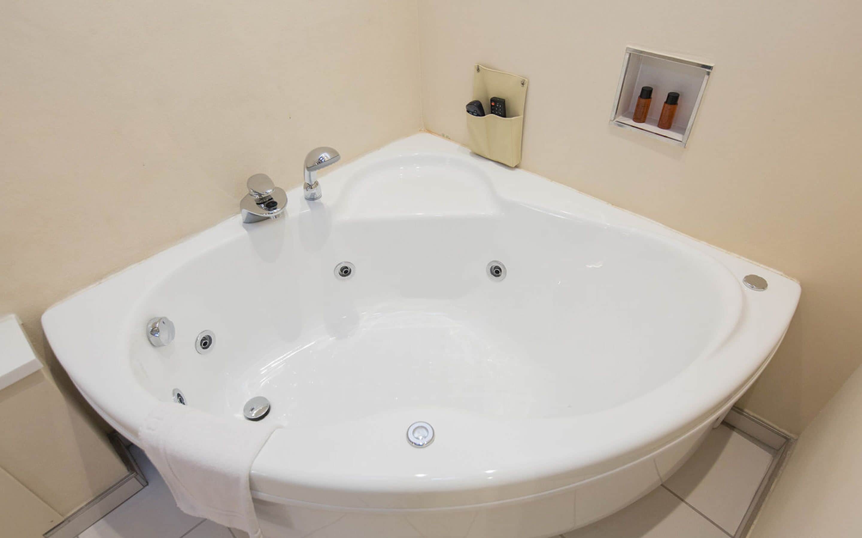 superior double room | bathroom | free toiletries, hair dryer, bathrobes, slippers