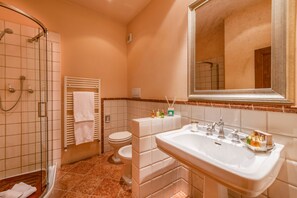 Superior Double Room, City View | Bathroom