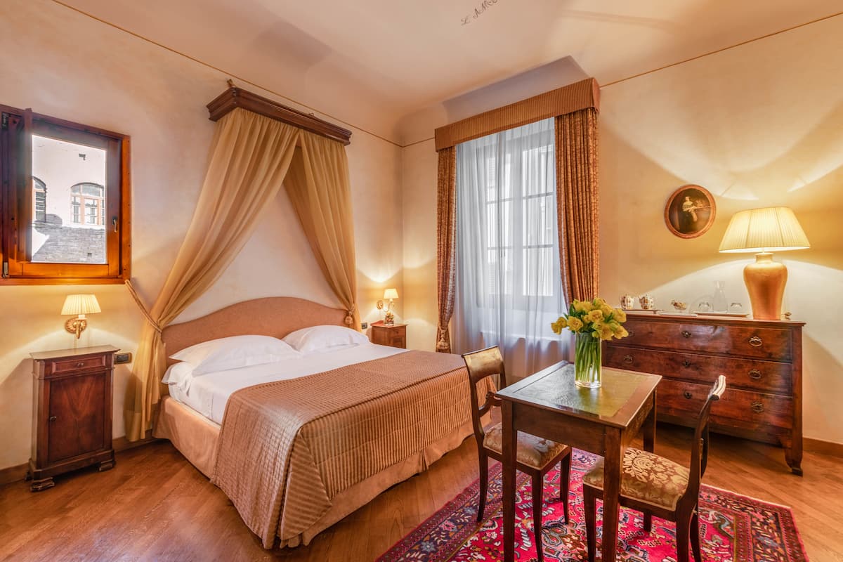 Tweepersoonskamer | Luxe beddengoed, een kluis op de kamer, individueel gedecoreerd