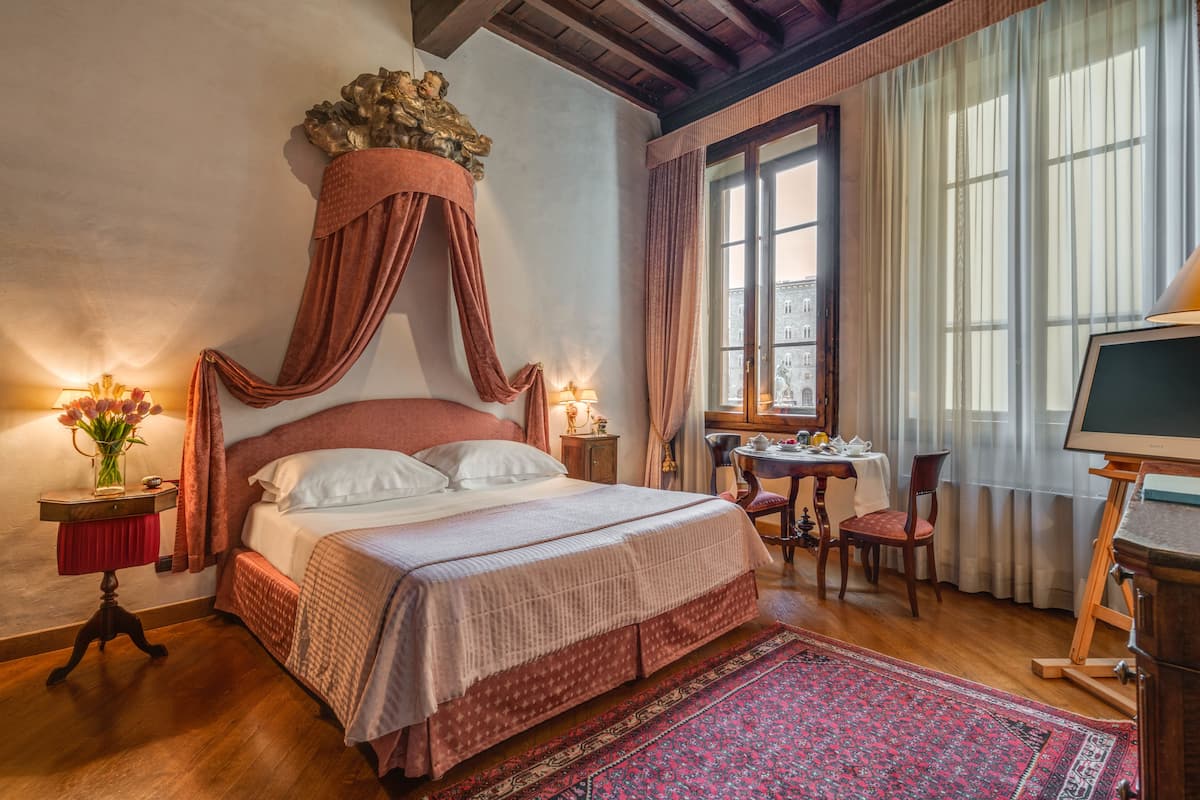 Deluxe tweepersoonskamer | Luxe beddengoed, een kluis op de kamer, individueel gedecoreerd
