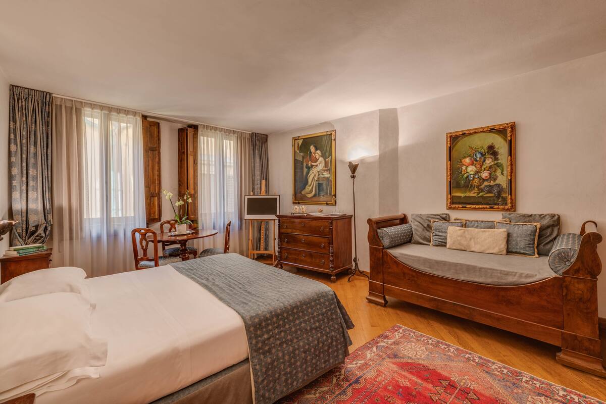أغطية فراش متميزة وخزنة داخل الغرفة ومكتب وستائر تعتيم