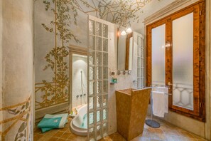 Double Room | Bathroom | Free toiletries, hair dryer, bathrobes, slippers - In Piazza della Signoria - Residenza d'Epoca (Florence)