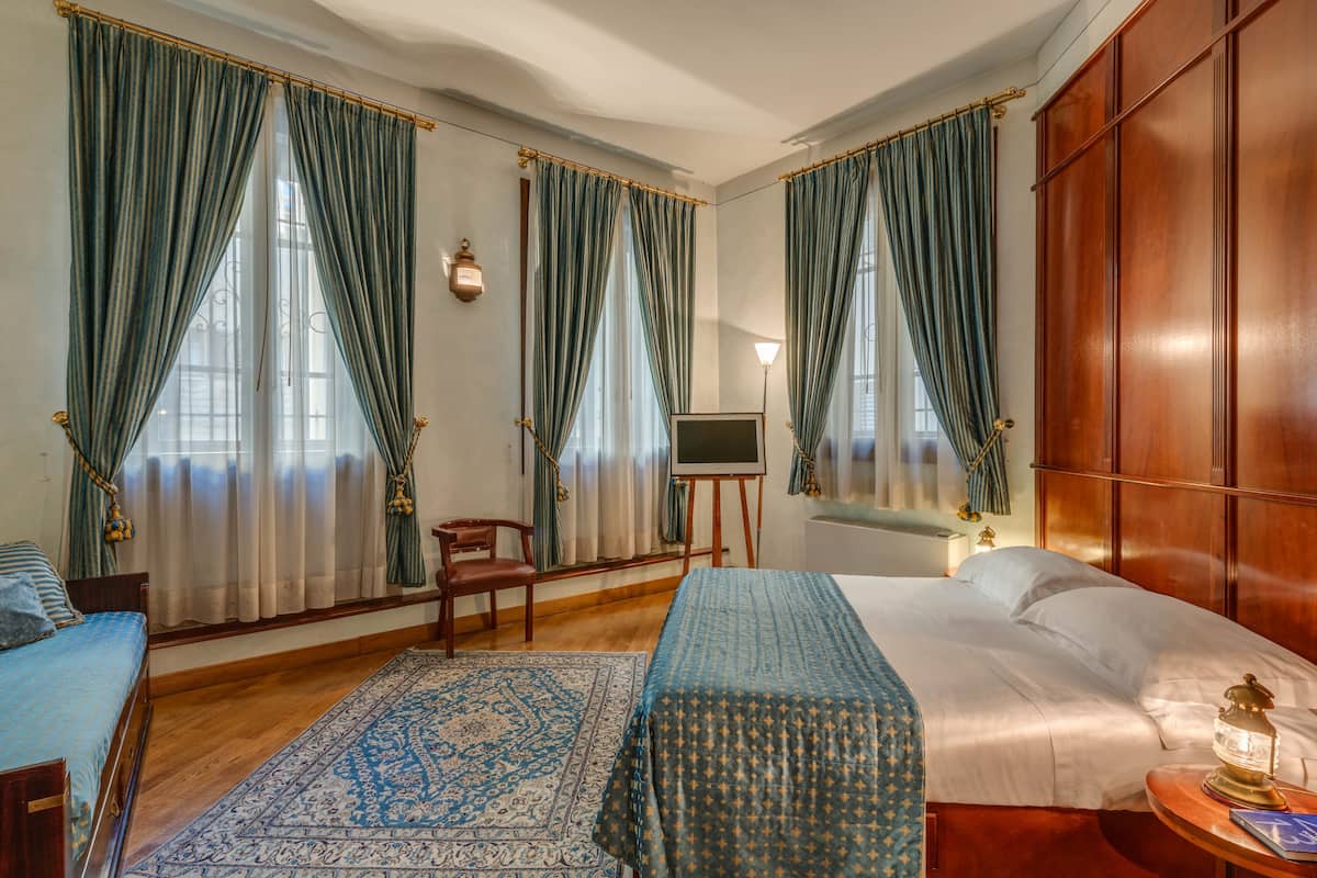 Driepersoonskamer | Luxe beddengoed, een kluis op de kamer, individueel gedecoreerd