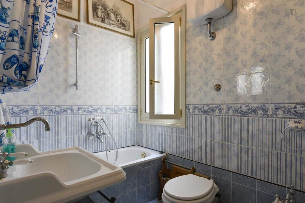 Regadera tipo lluvia, amenidades de baño gratuitas, secadora de cabello