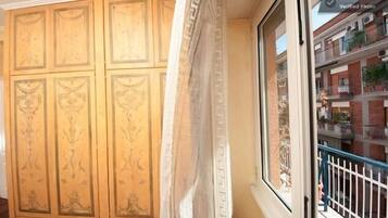 Habitación triple, baño privado | 3 habitaciones, decoración personalizada y muebles diferentes