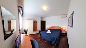 Ropa de cama de alta calidad, cubrecamas, minibar y escritorio 