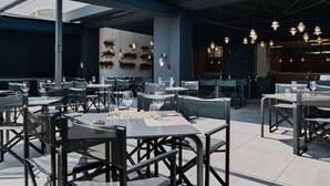 3 か所のレストラン : 朝食、ランチ、ディナーに営業