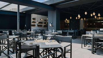 3 restaurants, breakfast, lunch, dinner served; Asian cuisine