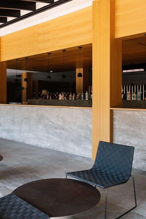 3 bares y bar junto a la piscina