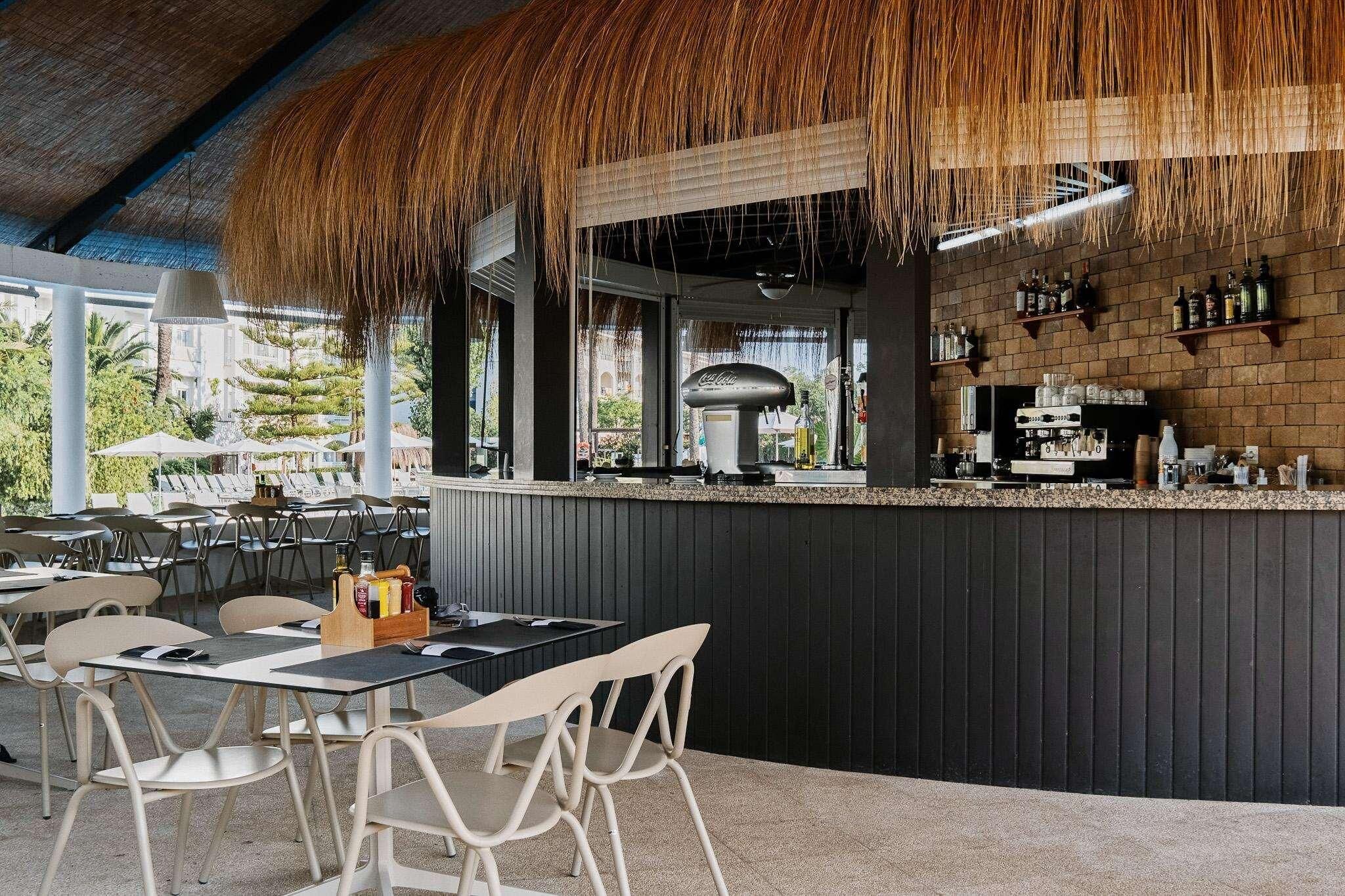 3 restaurantes; se sirven desayunos, almuerzos, cenas y cocina asiática 