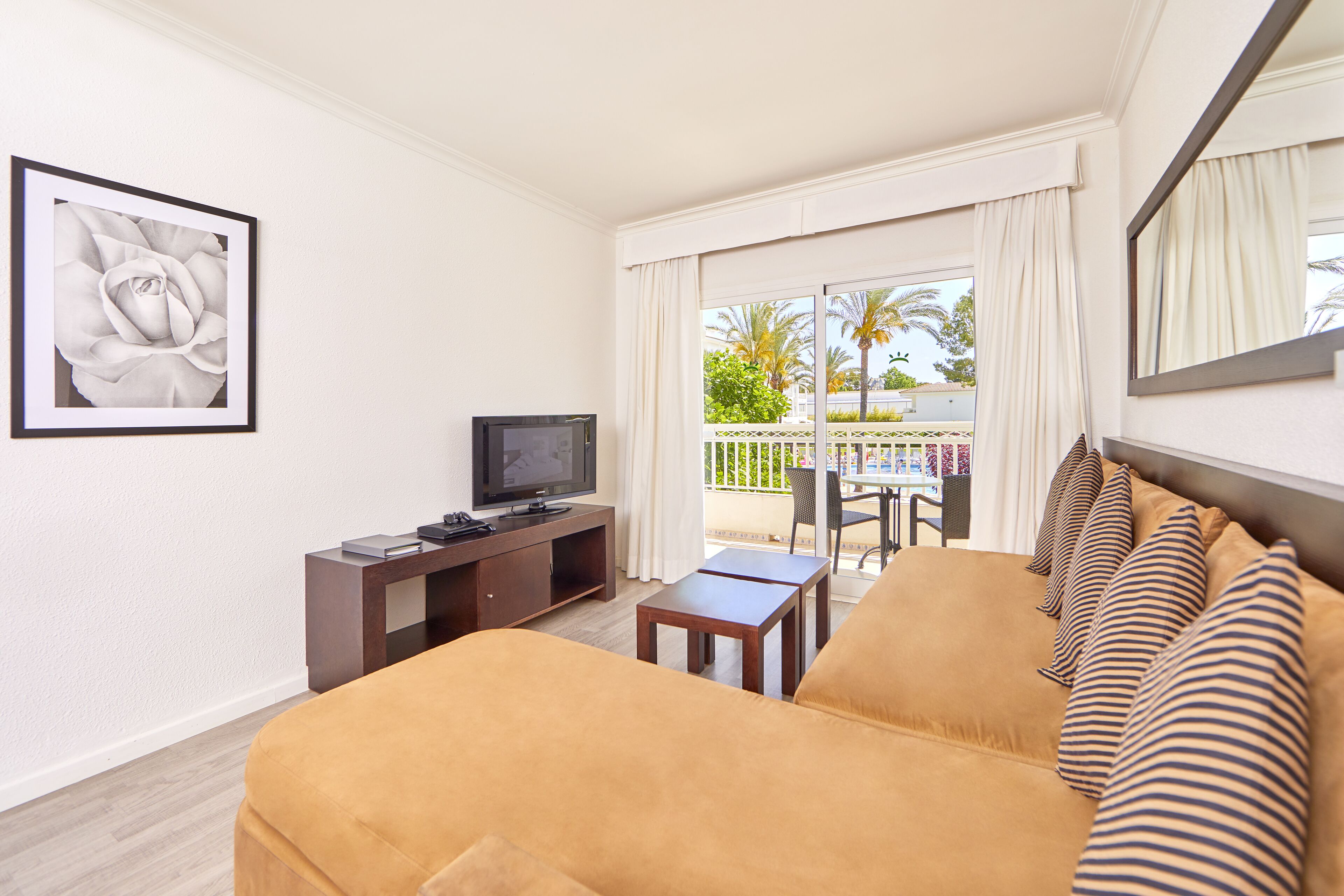 Minibar, coffres-forts dans les chambres, rideaux occultants