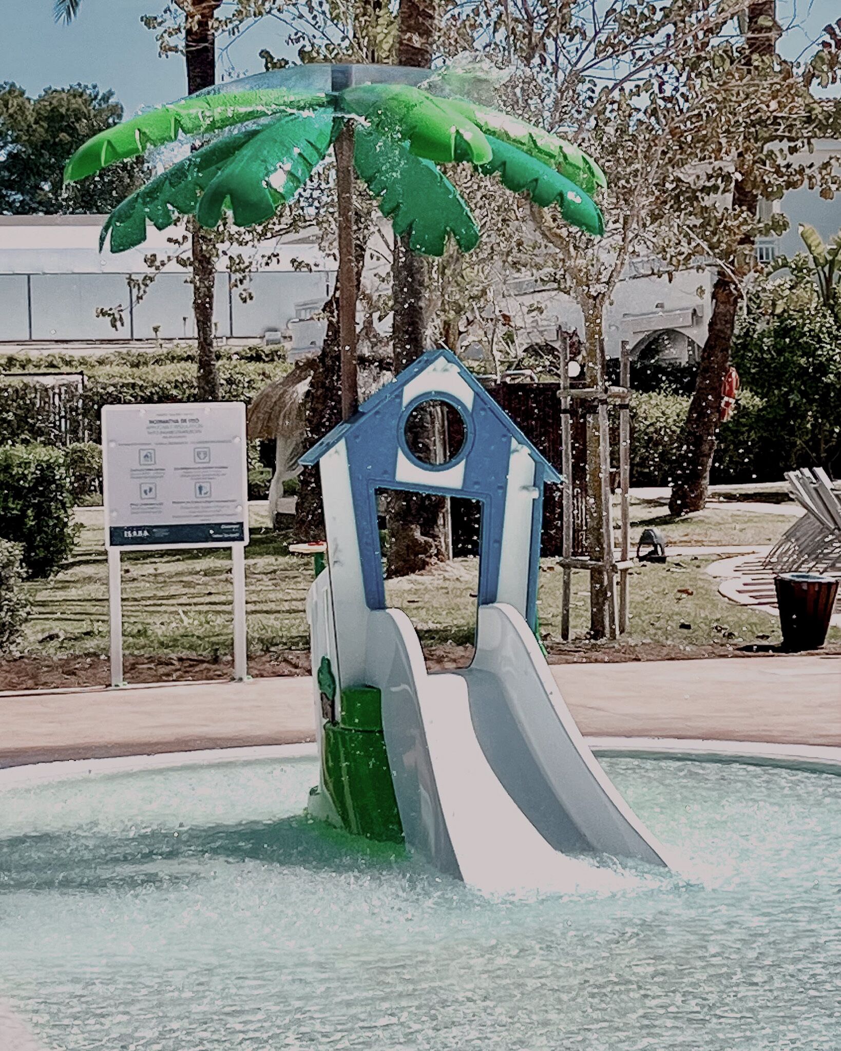 Innenpool, 2 Außenpools, Sonnenschirme, Liegestühle