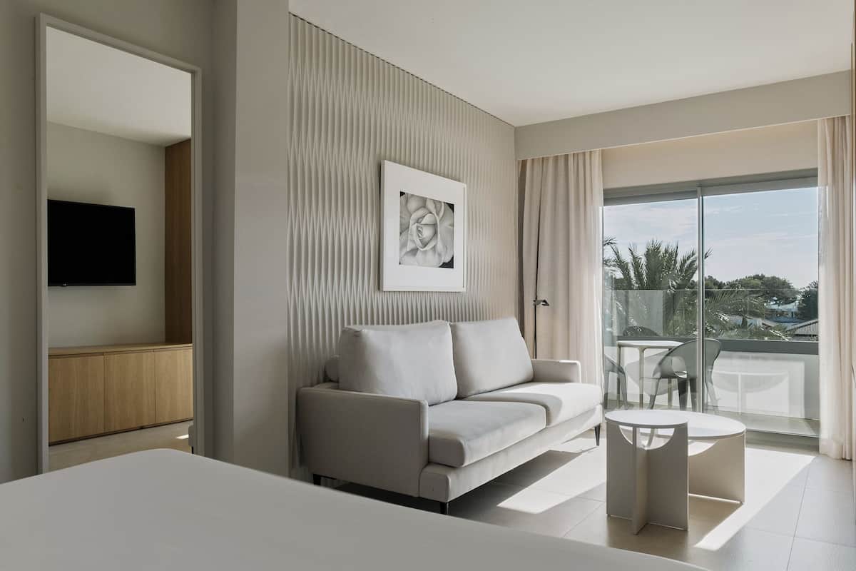 suite, 2 bedrooms, balcony | minibar, in-room safe, blackout curtains, soundproofing