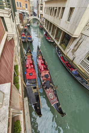 Standard-Doppel- oder -Zweibettzimmer, Kanalblick | Ausblick vom Zimmer