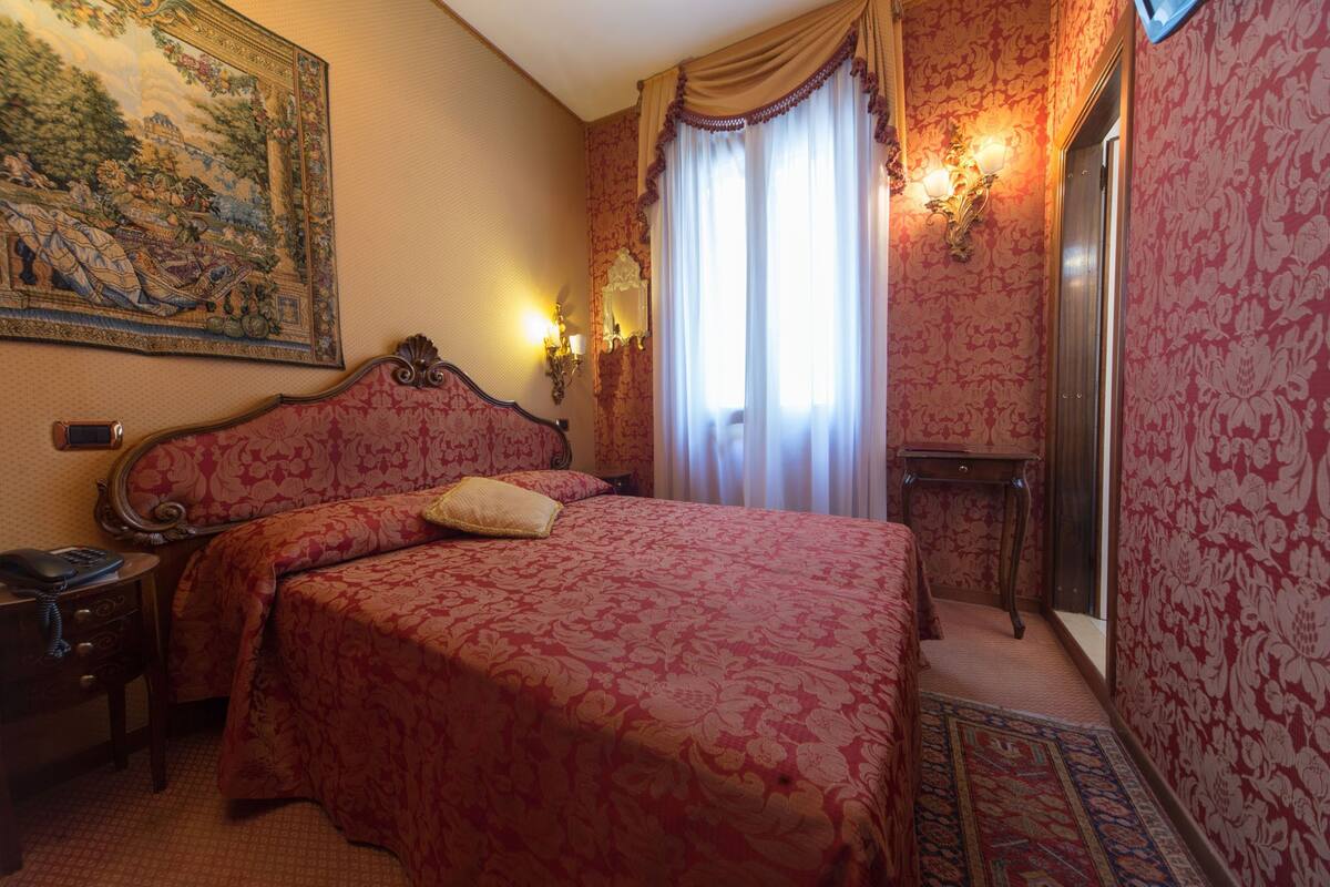 Chambre Standard double ou avec lits jumeaux, vue sur le canal | Minibar, coffre-fort, lit de bébé (supplément), accès au Wi-Fi (inclus)