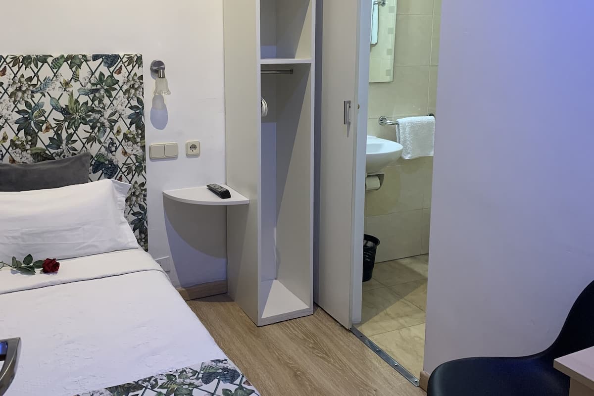Basic Single Room, 1 Twin Bed (Interior) | In-room safe, desk, laptop workspace, blackout drapes