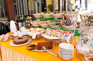 Café da manhã com buffet grátis todos os dias
